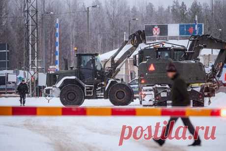 В Совфеде отреагировали на строительство Финляндией барьера на границе с Россией. Москве непонятно, зачем Финляндия решила построить барьер на границе с Россией. Об этом в разговоре с «Лентой.ру» рассказал председатель комитета Совета Федерации по международным делам Григорий Карасин. Он считает, что последствия такого шага будут непредсказуемыми для самого Хельсинки.