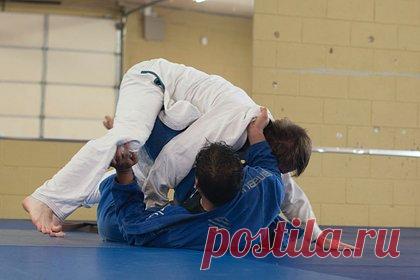 Тренер по карате получила шесть лет тюрьмы за изнасилование ученика. В США тренер по карате из штата Огайо была признана виновной в трех случаях изнасилования ученика и получила шесть лет тюрьмы. Приговор 31-летней Эрин Стивенс был вынесен в городе Эйвон-Лейк, где она преподавала единоборства в собственной детской секции. Жертва училась у нее 10 лет.