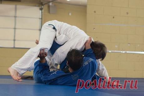 Тренер по карате получила шесть лет тюрьмы за изнасилование ученика. В США тренер по карате из штата Огайо была признана виновной в трех случаях изнасилования ученика и получила шесть лет тюрьмы. Приговор 31-летней Эрин Стивенс был вынесен в городе Эйвон-Лейк, где она преподавала единоборства в собственной детской секции. Жертва училась у нее 10 лет.