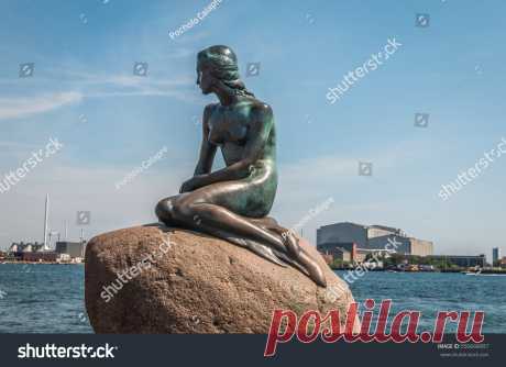 View Little Mermaid Statue Copenhagen Denmark Стоковые Фотографии 550668907 - Shutterstock