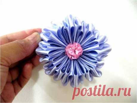 Moños para el cabello flores pomposas  en cintas dobladas