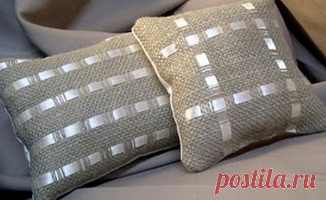Красивое сочетание мешковины с атласной лентой. Декоративные подушки из мешковины