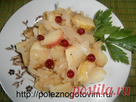 Жареные яблоки с луком - вкусный и необычный гарнир к мясу или птице. Особенно он хорош зимой. Блюдо готовится просто из обычных продуктов. Это диетический рецепт.