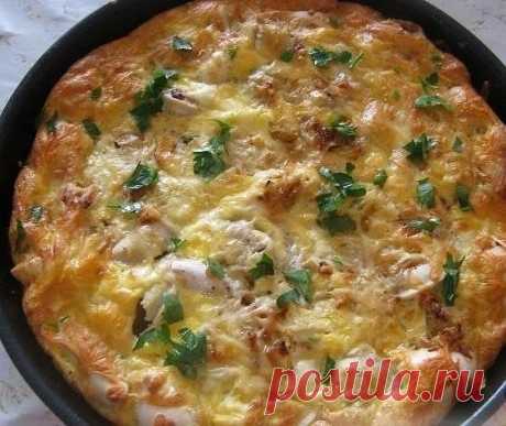 Запеканка из пельменей "Ленивая жена"
Ингредиенты:

- Пельмени замороженные - 800 г
- Лук репчатый - 2-3 шт.
- Сыр твердый - 100 г
- Яйца куриные - 4 шт.
- Майонез - 250 г
- Соль - 1-2 ч. ложки
- Перец - 1 щепотка
- Зелень - по вкусу

Приготовление:

1.Включить духовку. Почистить и помыть лук, нарезать кубиками.
2.Разогреть сковороду, налить растительное масло. Выложить лук, обжарить, помешивая, 2-3 минуты, до золотистого цвета.
3.Форму смазать растительным маслом и постав...