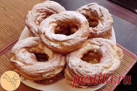 Заварные кольца с творожным кремом 

Ингредиенты:

Молоко — 150 мл
Вода — 150 мл
Сливочное масло — 150 г
Мука — 250 г
Яйцо — 5 шт.
Творог — 200 г
Сгущенное молоко — 3–5 ст. л.

Приготовление:

1. Для приготовления заварного теста соедините в кастрюле молоко, воду и сливочное масло. Доведите до кипения, чтобы масло полностью растворилось.
2. Резко всыпьте всю муку и быстро перемешайте деревянной лопаткой, чтобы вся мука сразу заварилась. Верните тесто на огонь и мешайте пар...