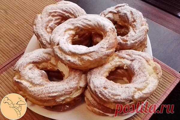 Заварные кольца с творожным кремом 

Ингредиенты:

Молоко — 150 мл
Вода — 150 мл
Сливочное масло — 150 г
Мука — 250 г
Яйцо — 5 шт.
Творог — 200 г
Сгущенное молоко — 3–5 ст. л.

Приготовление:

1. Для приготовления заварного теста соедините в кастрюле молоко, воду и сливочное масло. Доведите до кипения, чтобы масло полностью растворилось.
2. Резко всыпьте всю муку и быстро перемешайте деревянной лопаткой, чтобы вся мука сразу заварилась. Верните тесто на огонь и мешайте пар...