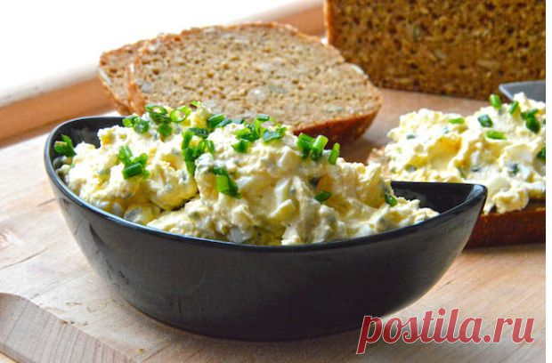 alpenkoch - Яичный ауфштрих Сварить яйца вкрутую и почистить их, пока они еще горячие. Желток раздавить вилкой и хорошо размешать со сливочным маслом. Горчицу, соль, перец и лимонный сок вмешать в массу с желтками, затем добавить сметану и творог (если творог рассыпчатый, растереть через сито). Белки мелко порезать и вместе со шнитт-луком добавить к творожной смеси.