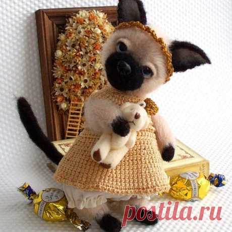 Закончила я капризулю Сиамскую кошечку Скарлетт! Захотела она платье 👗и мишутку в друзья😊🐻Кошечка выполнена в смешаной технике. Сделана в стиле Тедди
Скарлетт связана крючком из мохера и фактурной пряжи. Лапки армированы проволокой.
Стеклянные глаза.Ее  рост 15 см. Ищет дом!🏡 Друзья! Я не всегда вижу ваши комментарии! Пожалуйста, ❓Вопросы в Директ 👋 ❓WhatsApp+79852816873. 👋 ❓handknitting1@gmail.com