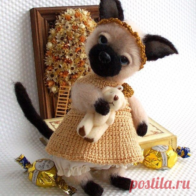 Закончила я капризулю Сиамскую кошечку Скарлетт! Захотела она платье 👗и мишутку в друзья😊🐻Кошечка выполнена в смешаной технике. Сделана в стиле Тедди
Скарлетт связана крючком из мохера и фактурной пряжи. Лапки армированы проволокой.
Стеклянные глаза.Ее  рост 15 см. Ищет дом!🏡 Друзья! Я не всегда вижу ваши комментарии! Пожалуйста, ❓Вопросы в Директ 👋 ❓WhatsApp+79852816873. 👋 ❓handknitting1@gmail.com