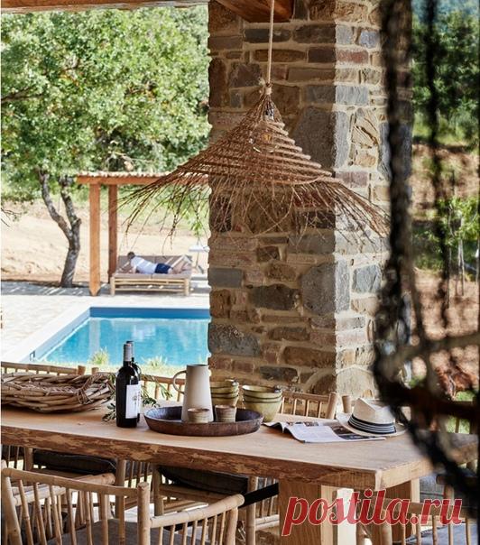 Эта очаровательная вилла из камня в традиционном для Умбрии и Тосканы стиле выглядит максимально аутентично, хотя построена она всего два года назад. Вилла рассчитана на десять гостей, здесь пять спален и пять ванных комнат.