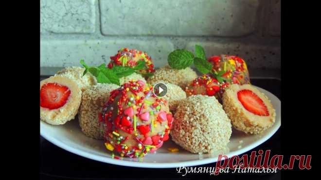 #ТВОРОЖНЫЕ ШАРИКИ С #КЛУБНИКОЙ. Десерт - конфеты / #curd balls with #strawberries сочетание клубники и творога, что может быть нежнее?! Вкуснейший десерт для взрослых и детей! Готовится легко и просто) 200 гр- песочное печенье 150 г...