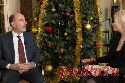Внук генерала де Голля рассказал о «заговоре» против России. Внук экс-президента Франции Шарля де Голля Пьер де Голль заявил, что Запад заранее занялся подготовкой «заговора» против России. Внук де Голля заявил, что число и глубина санкций против Москвы говорят, что ограничения были спланированы давно. Он назвал их «самой настоящей экономической войной».