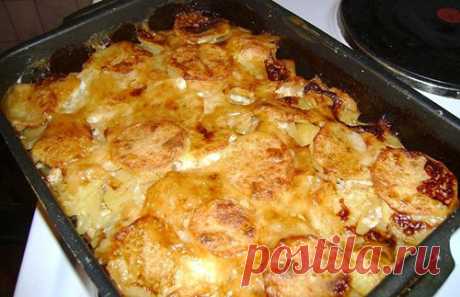Вкусная картошка с сосисками в духовке