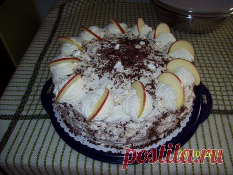Шоколадно-яблочный торт с воздушным сливочным кремом..