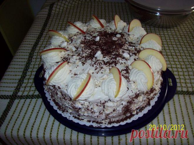 Шоколадно-яблочный торт с воздушным сливочным кремом..