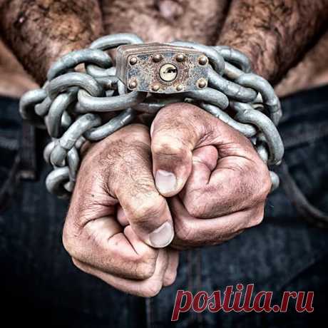 И показали мне картинку, причем вот только что, при просматривании постов и комментариев к ним. 
Идёт строй пленных, в колличестве миллионов, и у каждого ошейник жёсткий, и все ошейники сцеплены между собой веревкой. И ходят они по кругу, большому кругу. Привели на работу, потом повели с работы...
В толпе рев стоит, ссоры бесконечные, спорят друг с другом каждый свою правоту доказывает, кто охранников винит, кто природные явления, кто слова меняет. Бойцы идут, дух тренирую...