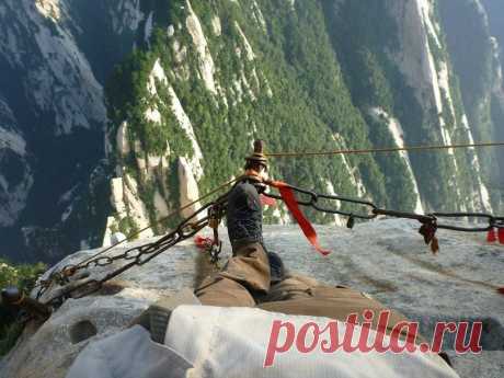 Один из самых экстремальных аттракционов мира на горе Хуашань - Путешествуем вместе