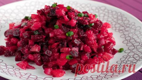 Советский наш, нехитрый винегрет
Обязательное блюдо довоенных и послевоенных времен, блюдо всех советских праздников. Гордым пурпуром красовалось оно всегда в центре стола. Продукты составляющие этот салат недороги и полезны