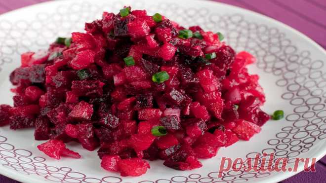 Советский наш, нехитрый винегрет
Обязательное блюдо довоенных и послевоенных времен, блюдо всех советских праздников. Гордым пурпуром красовалось оно всегда в центре стола. Продукты составляющие этот салат недороги и полезны