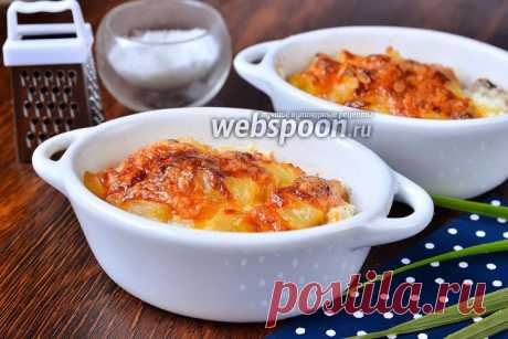 Запечённое куриное мясо в горшочках с помидорами и ананасами. Предлагаю приготовить простое, но очень вкусное блюдо, а именно запечённое куриное мясо в горшочках с помидорами и ананасами под нежной корочкой сыра. Курочка получается очень нежной, в меру сладковатой из-за консервированного ананаса и немного кислой за счёт помидор. Приготовить её можно как на праздники, так и на каждый день.