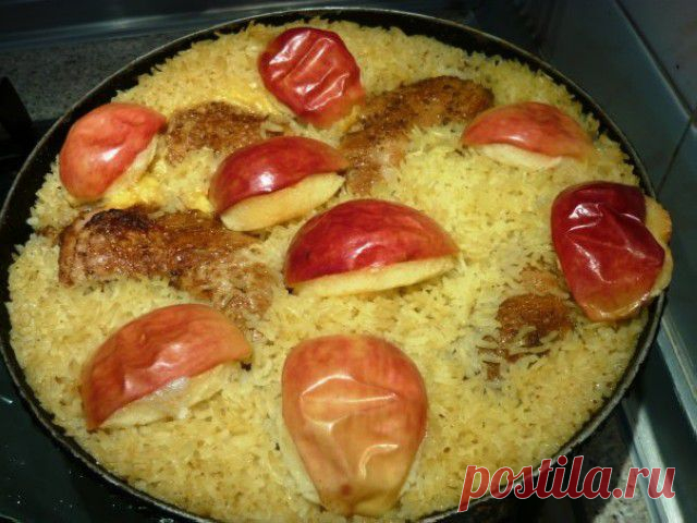 Куриные окорочка и рис с яблоками, запеченные в духовке