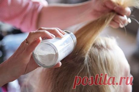 Детская присыпка для красоты 💖 
 
Детская присыпка сэкономит вам кучу места в косметичке и приличную сумму денег. 
 
1. Сухой шампунь 
 
Используйте детскую присыпку, чтобы быстро освежить волосы. Она и впрямь имеет эффект сухого шампуня и будет незаменима, когда нет времени на мытье головы. 
 
2. Праймер 
 
Не обязательно покупать базу под макияж, чтобы тон лег как нужно. Тонкий слой детской присыпки сделает свое дело лучше жидких аналогов. 
 
3. Фарфоровое личико 
 
Для...