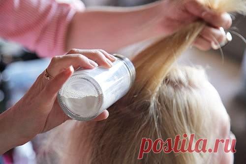 Детская присыпка для красоты 💖 
 
Детская присыпка сэкономит вам кучу места в косметичке и приличную сумму денег. 
 
1. Сухой шампунь 
 
Используйте детскую присыпку, чтобы быстро освежить волосы. Она и впрямь имеет эффект сухого шампуня и будет незаменима, когда нет времени на мытье головы. 
 
2. Праймер 
 
Не обязательно покупать базу под макияж, чтобы тон лег как нужно. Тонкий слой детской присыпки сделает свое дело лучше жидких аналогов. 
 
3. Фарфоровое личико 
 
Для...