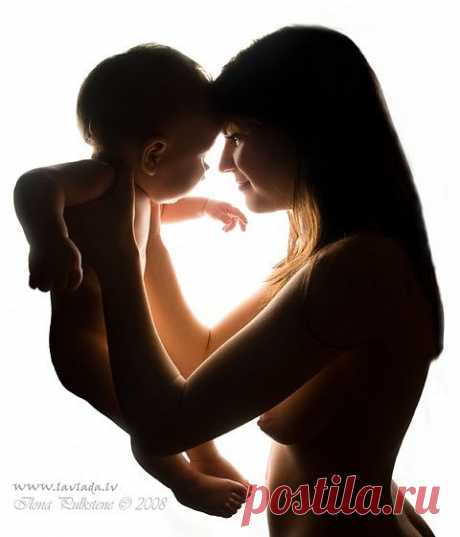 3 года: - мама моя самая лучшая! 
7 лет: - мама я люблю тебя! 
15 лет: - мама не ори! 
18 лет: - хочу уйти с этого дома! 
35 лет: - хочу вернутся к маме.. 
50 лет: - я не хочу потерять тебя, МАМА!!! 
70 лет: - сколько бы я отдала, чтоб увидеть тебя, МАМА!!