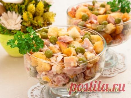 Салат с сухариками, горошком и копченым окорочком