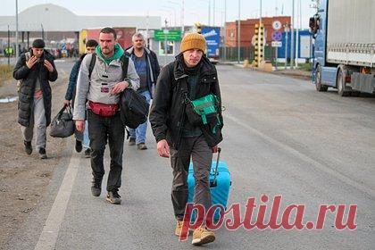 Уехавшие в Казахстан россияне описали отношение местных жителей к мигрантам. С 21 сентября в Казахстан через сухопутные границы въехали более 200 тысяч россиян, 147 тысяч выехали оттуда в другие страны, остальные остались. «Лента.ру» пообщалась с понаехавшими россиянами, которые рассказали, как казахи реагируют на внезапную волну мигрантов из России.