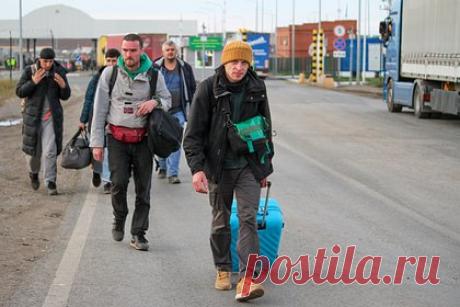 Уехавшие в Казахстан россияне описали отношение местных жителей к мигрантам. С 21 сентября в Казахстан через сухопутные границы въехали более 200 тысяч россиян, 147 тысяч выехали оттуда в другие страны, остальные остались. «Лента.ру» пообщалась с понаехавшими россиянами, которые рассказали, как казахи реагируют на внезапную волну мигрантов из России.