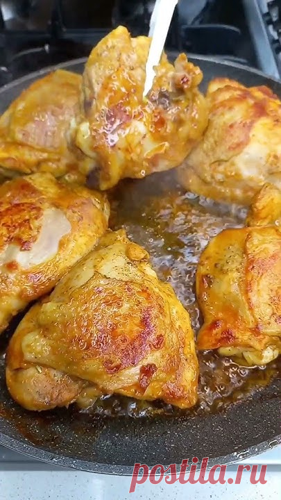 6 куриных бёдер соль, перец и приправа к курице по вашему вкусу 1 стакан томатного сока чеснок 3 зубчика 1 столовая ложка сметаны 3 картошки среднего размера