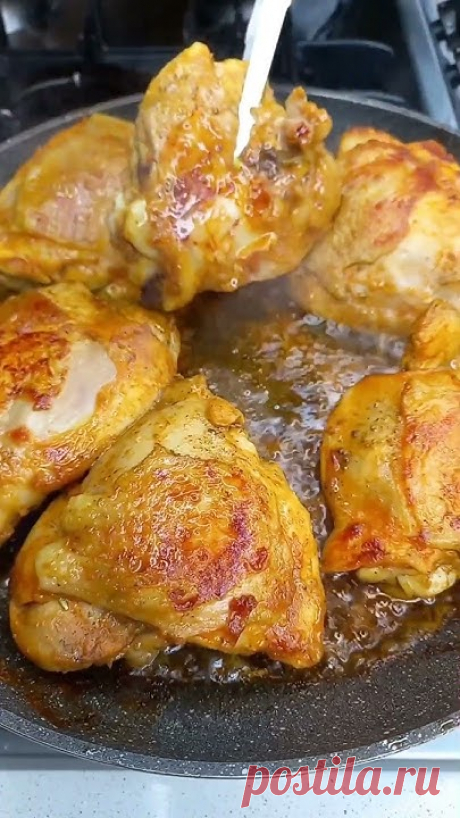 6 куриных бёдер соль, перец и приправа к курице по вашему вкусу 1 стакан томатного сока чеснок 3 зубчика 1 столовая ложка сметаны 3 картошки среднего размера