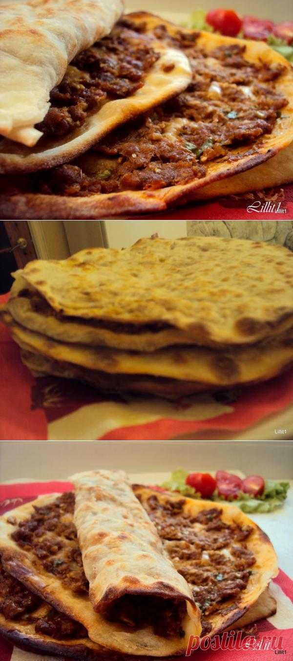 Ламаджо - армянская пицца: на тонкий лист теста наносят мясной фарш и запекают 10 минут в духовке. Перед подачей сбрызнуть лимонным соком. Удобно кушать руками, сложив ламаджо пополам.