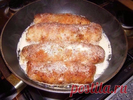 Куриные котлетки с грибами и сыром в сметанном соусе
· Из чего готовить:

Филе куриное — 4 шт
Грибы — 200 г
Сыр твердый — 4 ст. л.
Лук репчатый — 1 шт
Соль
Перец черный
Масло растительное — 100 г
Сметана — 200 г
Чеснок — 5 зуб.
Укроп — 2 ст. л.
Панировочные сухари
· Как готовить:

Для начала отбиваем филе, солим и перчим его.

Мелко режем грибы вместе с луком. Тщательно обжариваем их до готовности. Солим и перчим по вкусу. Ждем пока остынет.

В одной емкости смешиваем смет...