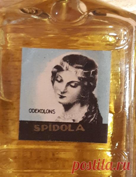 Одеколон Спидола (Spidola). Рига СССР 1984 год Дзинтарс (Dzintars). Оригинал. 
Размер флакона : 70 х 26 х 45 мм. 

Цена : 1700 руб. 

Купить сейчас : 
  
Справка : «Dzintars» (произносится Дзы́нтарс, в переводе янтарь) — латвийская компания, разрабатывающая и выпускающая парфюмерию и косметику. Расположена в Риге, в микрорайоне Зиепниеккалнс. Информация о советском периоде закрыта. 

#ОдеколонСпидола  #ОдеколонСпидолаРига  #ОдеколонСпидола