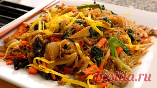 Корейская кухня.
Чапчэ – Japchae – 잡채 - крахмальная лапша, обжаренная с овощами и мясом.
Ингредиенты:
1. нарезанная свинина (230 г)
2. соевый соус (2 чайные ложки + 60 мл)
3. сахар (2 чайные ложки + 3 столовые ложки)
4. кунжутное масло (1 чайная ложка + 1 столовая ложка)
5. яйцо (2 штуки)
6. соль
7. растительное масло
8. перец
9. измельченный чеснок (5 зубчиков)
10. фунчоза (230 г)
11. аурикулярия уховидная (8 штук) – по желанию
12. шиитаке (8 штук)
13. нарезанный лук (1 штука)
14. нарезанная м