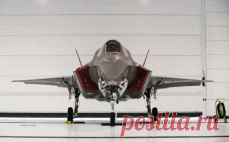 Американский истребитель пятого поколения F-35. 
В частности, австралийский эксперт, руководитель центра Air Power Australia, проанализировав возможности самолета и российской системы ЗРК С-400 &quot;Триумф&quot;, пришел к выводу, что &quot;золотая игрушка&quot; американских военных станет легкой добычей для C-400.