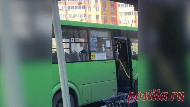 Водитель маршрутки угрожал россиянке разбить лицо из-за обещания пожаловаться. Водитель из Тюмени угрожал женщине. Об этом сообщает сама россиянка в сообществе "ЧС Тюмень" во "ВКонтакте". По словам пассажирки, водитель маршрутки постоянно пропускал остановки и двигался по городу превышая ...