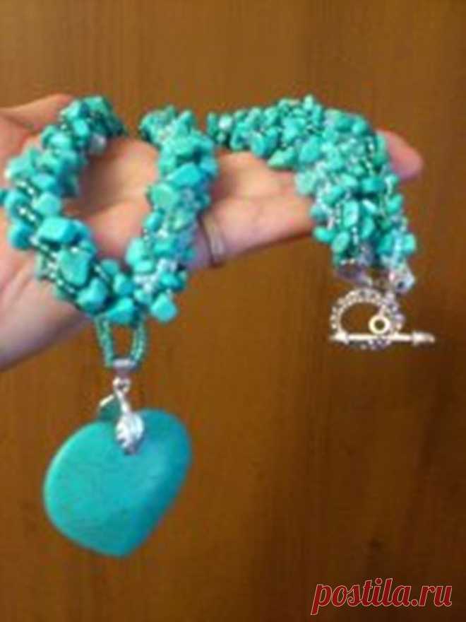 Колье из сколов бирюзы и бисера.