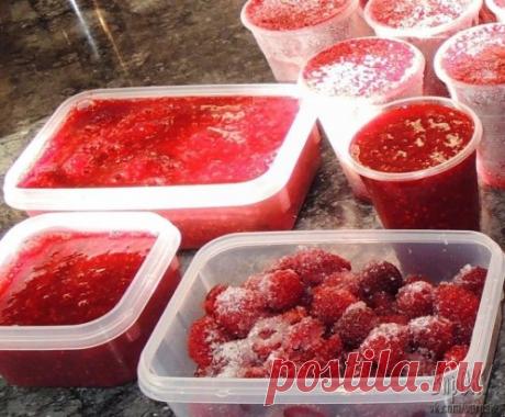 Рецепт заготовки клубники на зиму без варки
Взбиваю блендером клубнику с сахаром, раскладываю до половины в пластиковые стаканчики от сметаны, мороженого и др, добавляю цельные ягоды клубники почти до верха, прикрываю пищевой пленкой и в морозилку. Зимой детям порциями в холодильнике размораживаю. Можно есть просто так, можно в компот, можно в пироги, пирожки… Всегда идет на ура!
Приятного аппетита!!!