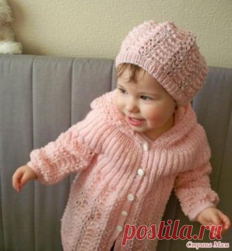 Милый кардиган и шапочка для девочки (Вязание спицами) Пряжа Семеновская — «Ольга» (50% шерсти, 50% акрила). Пошло 200 граммов. Спицы 3 мм, крючок №3. Слова автора: Описание вязки: Число петель должно делиться на 11. 1-й ряд: все петли …