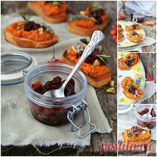 Зимние тосты с пряной тыквой и клюквенным джемом.