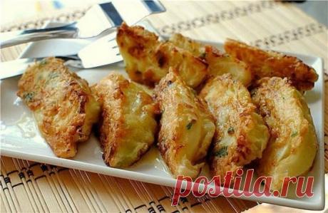 ШНИЦЕЛИ ИЗ КАПУСТЫ Мое самое любимое. Готова есть всегда! 
Но при приготовлении вечно мучилась с заворачиваниваем капустных листов. А оказывается что просто надо правильно нарезать. И все... 
Шницели из капусты 
1 небольшой кочан молодой капусты (весом до 1 кг) 
3 яйца панировочные сухари соль,
перец по вкусу
подсолнечное масло для жарки
Бланшируй капусту в подсоленной воде в течение 5 минут. Слегка остуди.
Яйца взбей, посоли и поперчи по вкусу. Обмакивай каждый капустный ломтик в яйце, зат