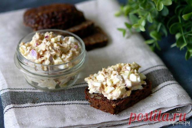 Закуска из консервированного тунца Закуска - это неотъемлемая часть любого праздничного застолья. И именно в праздник хочется приготовить что-то необычное и вкусное. Закуски из консервированного тунца пользуются популярностью. Предлагаю пополнить список таких рецептов и приготовить легкую, сытную и весьма интересную закуску. Предпочтение лучше всего отдать тунцу в собственном соку. Чтобы сократить калории, это блюдо заправляется греческим йогуртом. Специи и соль добавляютс...