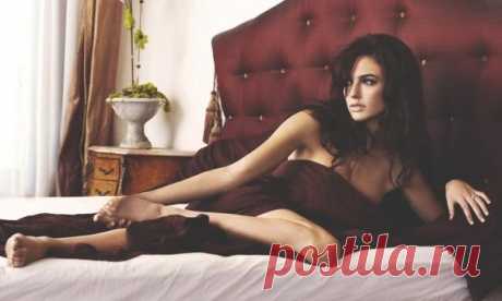 Собираюсь на работу, спрашиваю у жены: — Где моя новая синяя рубашка? — Там. — Там — это где? — В комнате. — В спальне или гостиной? — В спальне. Иду в спальню, открываю шкаф. Нет рубашки. — Ее здесь нет. — Есть. — Нет. — Посмотри в шкафу. — Я в шкафу смотрю. Нет ее. — С открытыми глазами смотри! — Нет, говорю, ее тут! Раздаются шаги супруги — это звук неизбежности. Заходит в спальню, подходит к шкафу, НЕ ГЛЯДЯ засовывает внутрь руку и вытаскивает мою рубашку. Молчаливый взгляд, который…