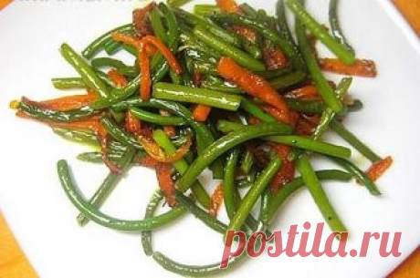 Салат из стрелок чеснока по-корейски

Очень вкусный салат из стрелок чеснока по-корейски! Его еще называют Хе из чесночных стрелок. Яркий, острый, пробуждающий аппетит и вкус к жизни! Готовить острые чесночные стрелки очень просто и быстро.

Ингредиенты:

чесночные стрелки — 2-3 пучка
Морковь — 1 шт.
Чеснок — 2-3 зубчика
Уксус столовый (6%, лучше яблочный или винный) — 1 ч.л.
Сахар — 0,5 ч.л.
Лавровый лист — 3-4 шт.
Приправа для корейской моркови — 1 ст.л. (перец чили, мол...
