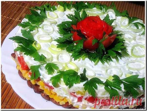 Лёгкий салат с фасолью, тунцом и кукурузой.