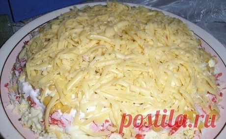 10 салатов с ГРИБАМИ!

1. Салат из куриного филе, свежих огурцов и консервированных шампиньонов

Ингредиенты:

-2-3 вареных куриных филе,
-3 вареных вкрутую яйца,
-2 свежих огурца,
-1 небольшая луковица,
-1 небольшая банка консервированных шампиньонов,
-100 г сыра, майонез

Приготовление:

Куриное филе, огурцы, луковицу порезать кубиками. Из шампиньонов слить воду, при необходимости — порезать. Сыр натереть на мелкой терке. Из яиц вынуть желтки, а белки порезать соломкой. ...
