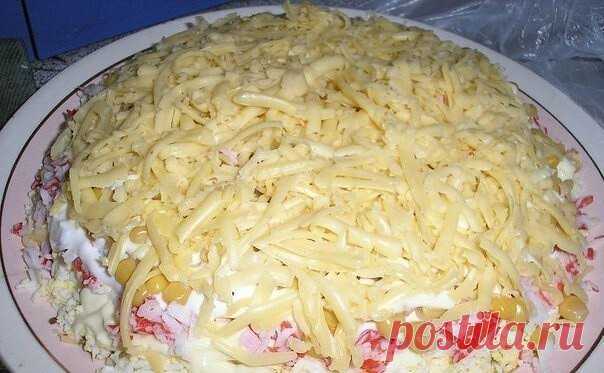 10 салатов с ГРИБАМИ!

1. Салат из куриного филе, свежих огурцов и консервированных шампиньонов

Ингредиенты:

-2-3 вареных куриных филе,
-3 вареных вкрутую яйца,
-2 свежих огурца,
-1 небольшая луковица,
-1 небольшая банка консервированных шампиньонов,
-100 г сыра, майонез

Приготовление:

Куриное филе, огурцы, луковицу порезать кубиками. Из шампиньонов слить воду, при необходимости — порезать. Сыр натереть на мелкой терке. Из яиц вынуть желтки, а белки порезать соломкой. ...